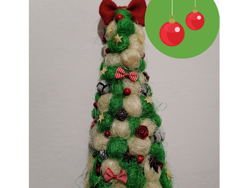 Декоративна Коледна елхичка с кокосова трева