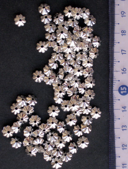 Χάντρα μεταλλιζέ λουλούδι 6x4 mm τρύπα 1 mm χρώμα ασημί -50 γραμμάρια ~ 860 τεμάχια