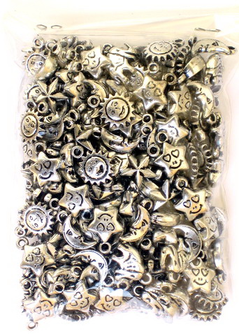 Pendant metalizat mix 15-18 mm gaură 2 mm argintiu -50 grame ~ 160 bucăți