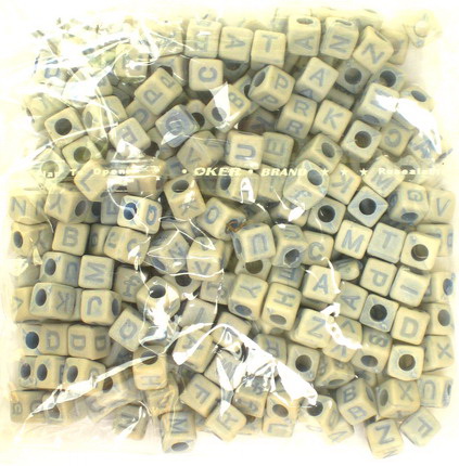 Cub prano  margele cu litere 6x6 mm orificiu 3 mm albastru alb - 50 grame ~ 270 bucăți