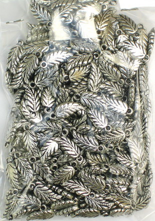 Pandantiu metalizat frunza 19x12x2,5 mm gaură 3 mm culoare argintiu -50 grame ~ 240 buc