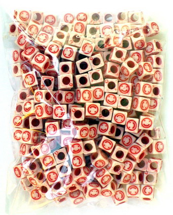Мънисто двуцветно куб усмивка 6x6 мм дупка 3.5 мм бяло и червено -50 грама ~ 270 броя