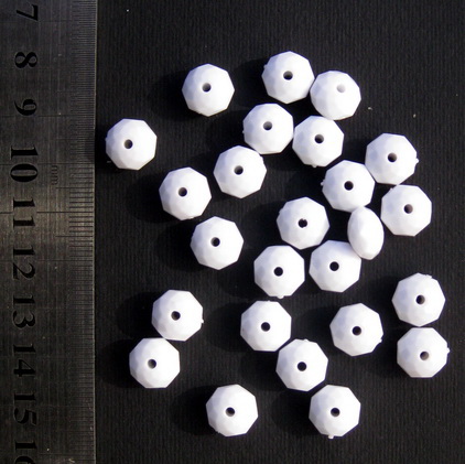 Χάντρες στρόγγυλες πολυγωνικές 10x7 mm λευκό - 50 γραμμάρια