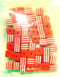 Мънисто резин куб 8x8x7 мм дупка 2 червено с бяло райе -50 броя