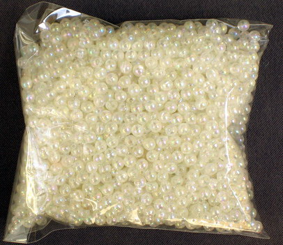 Perlă 4 mm gaură 1 mm  alb -20 grame ~ 590 bucăți