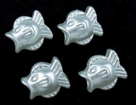 Perlă forma de pește 14x12x9 mm gaură 4 mm culoare alb -20 grame ~ 34 bucăți