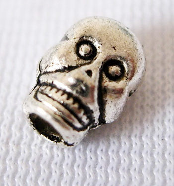 Craniu metalic de 7x9 mm gaură 3 mm culoare argintiu -10 bucăți