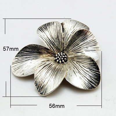 Висулка метална цвете 55x56x2 мм дупка 5x8.5 мм цвят сребро