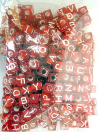 Мънисто куб с букви 7x6 мм червено с бяло -50 грама