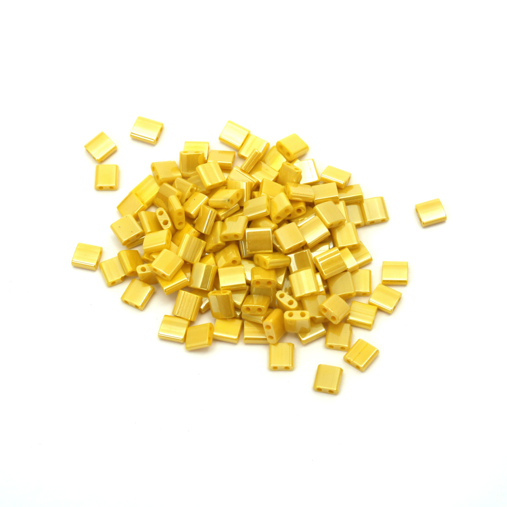 Мъниста стъклена тип MIYUKI TILA 5x5x1.9 мм дупка 0.8 мм цейлон перлена жълта -4 грама ~41 броя