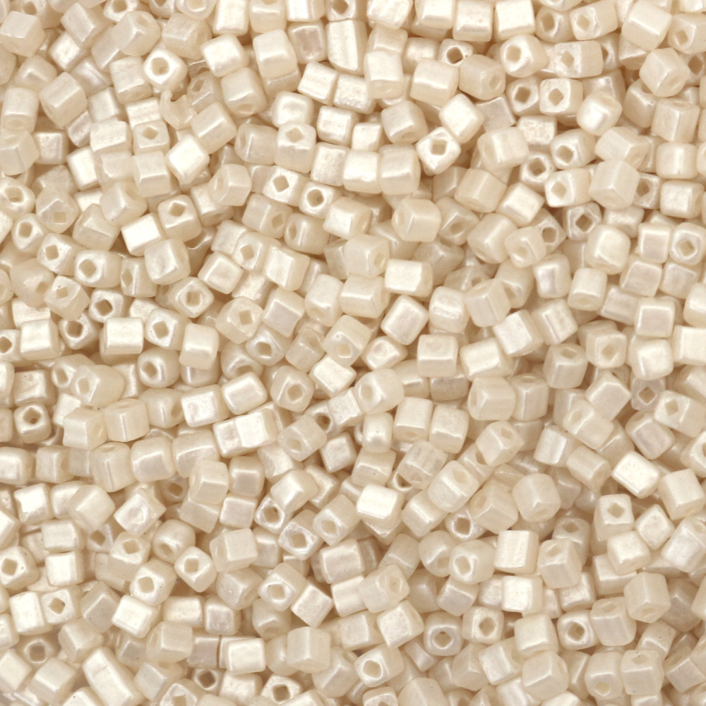 Mărgele tip ceh PRECIOSA Pătrate /pătrat rotunjit/ orificiu pătrat ~3,4x3,4 mm 1,2 mm luciu perlat solid alb crem -20 grame ~320 buc.