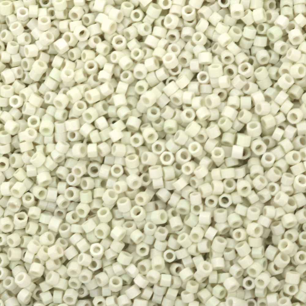 Mărgele tip Cehă PRECIOSA 2 tăieturi cilindru scurt hexagon 2,2x2,5 mm gaură 1 mm culoare solidă alb vechi -10 grame ~770 buc