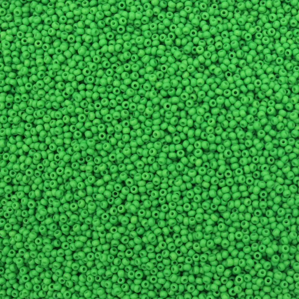 Мъниста стъклена тип чешка 2 мм плътна цвят зелена ябълка -15 грама ~2050 броя