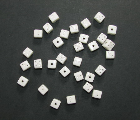 Χάντρα ζάρια 6 mm τρύπα 1.2 mm λευκό -20 γραμμάρια ~ 66 τεμάχια