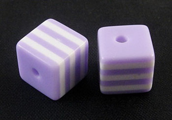 Мънисто резин куб 8x8x7 мм дупка 2 мм лилаво с бяло райе -50 броя