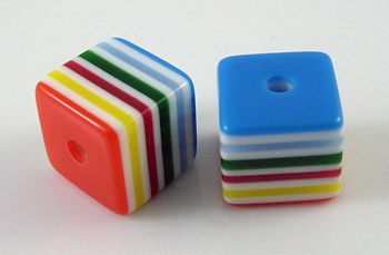 Мънисто резин куб 8x8x7 мм дупка 2 мм цветно райе -50 броя