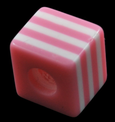 Cub 10x10x9.5 mm gaură 4 mm roz cu linii albe -50 bucăți