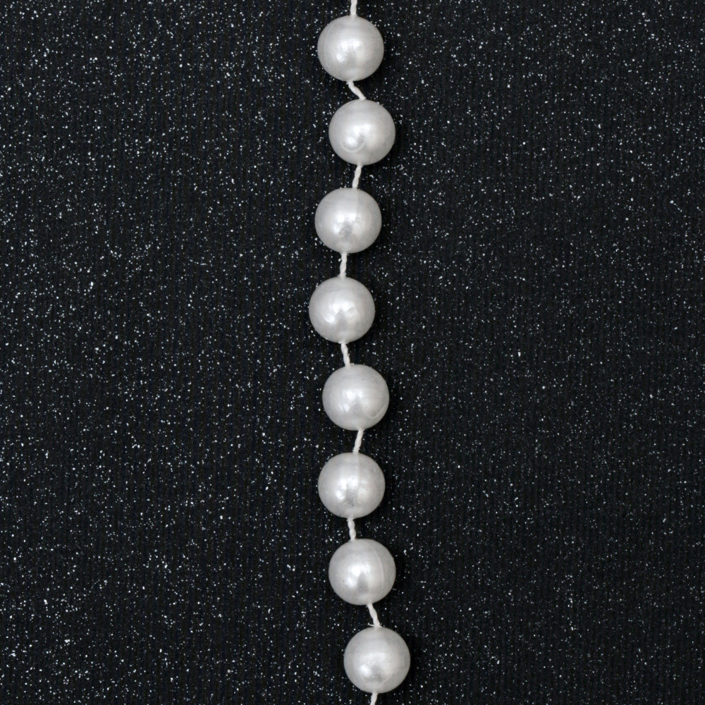 Гирлянд с пластмасова перла бяла 8 мм -1 метър