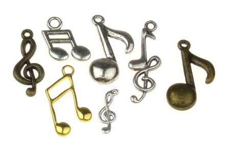 Висулка метална нота АСОРТЕ 24~27x10~16x2~3 мм дупка 1.5~2.5 мм цвят АСОРТЕ -20 грама