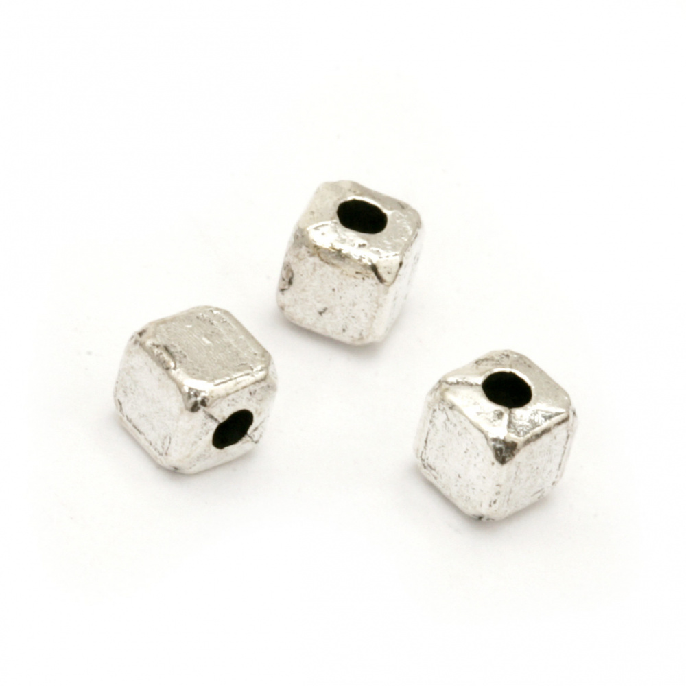 Margele metalica  cub  4x4x4 mm gaură 1,5 mm culoare argintiu -30 bucăți