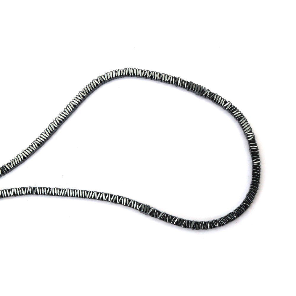 Filo di perline in ematite semipreziosa non magnetiche, forma romboidale ritorta, 4x4x1 mm, foro 1 mm, ~390 pz