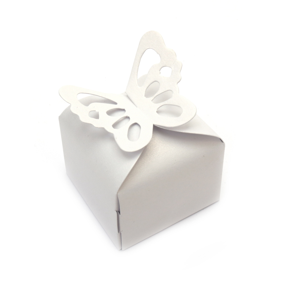 Cutie cadou pliabila din carton cu un fluture 6x6x5,5 cm culoare alb sidefat