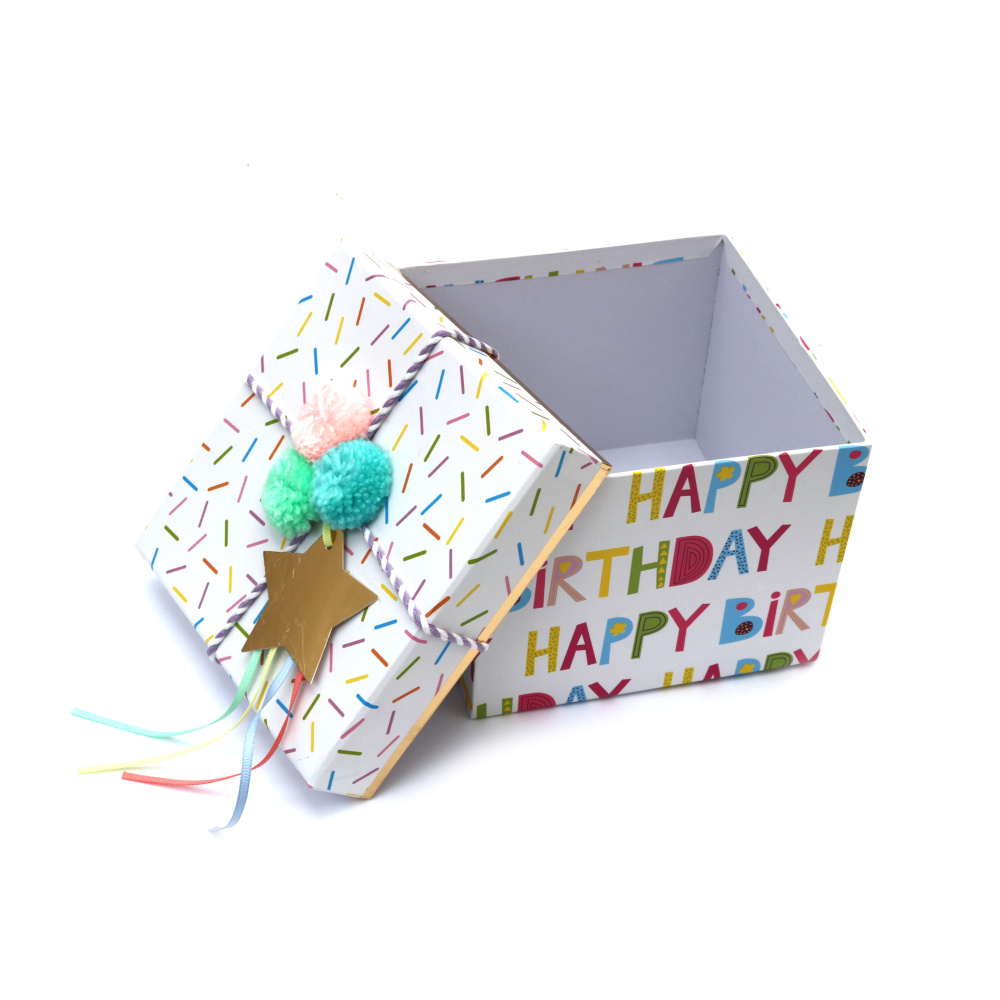 Cutie cadou 13,6x13,6x9 cm cu decorațiune și inscripția La mulți ani