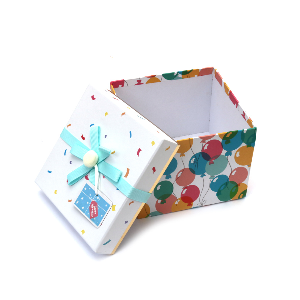Cutie cadou 13,6x13,6x9 cm cu decorațiune și inscripția La mulți ani