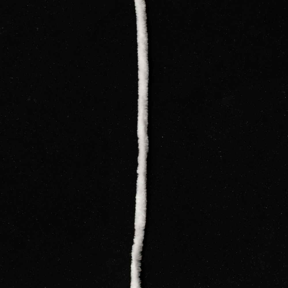 Прежда ДОЛЧЕ цвят бял 100 % микрополиестер -120 метра -100 грама