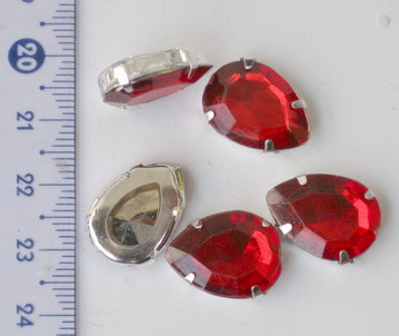 Камък акрил за пришиване с метална основа капка 13x18 мм цвят червен -UM-348 -5 броя