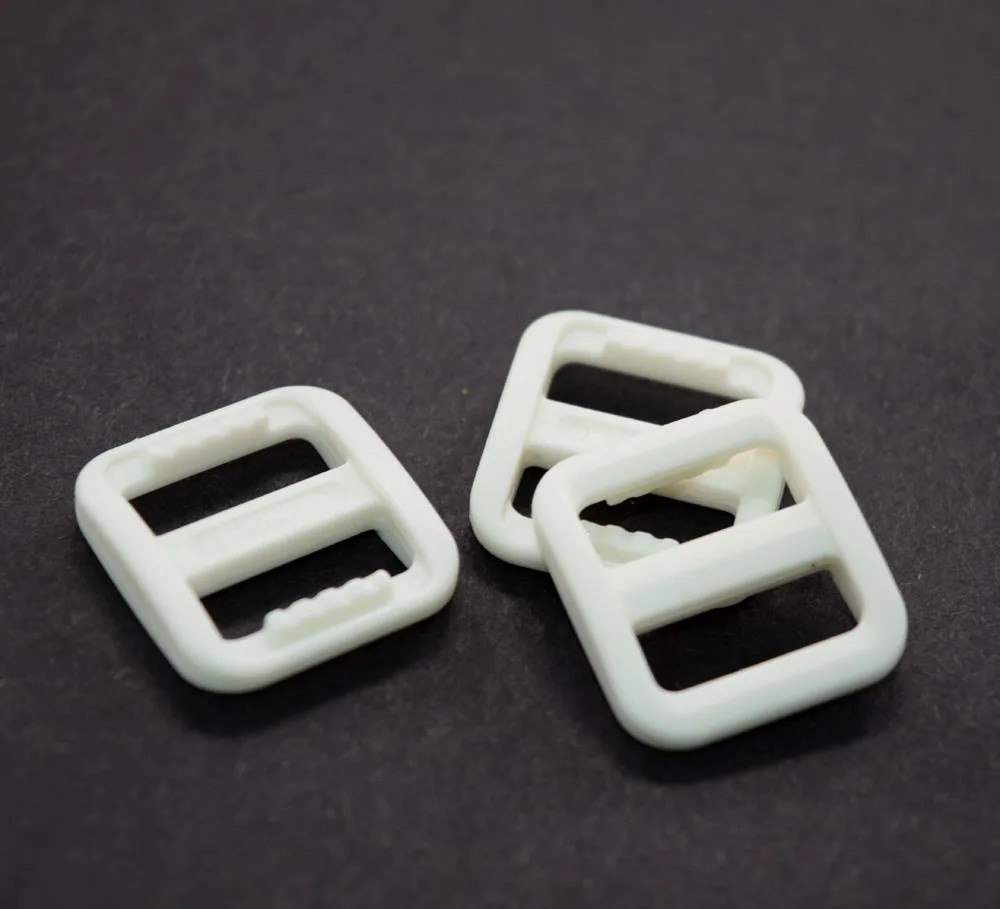 Reglaj/cataramă din plastic cu diametrul interior de 11x5 mm și un diametru exterior de 17x15 mm, culoare alb - 20 buc.