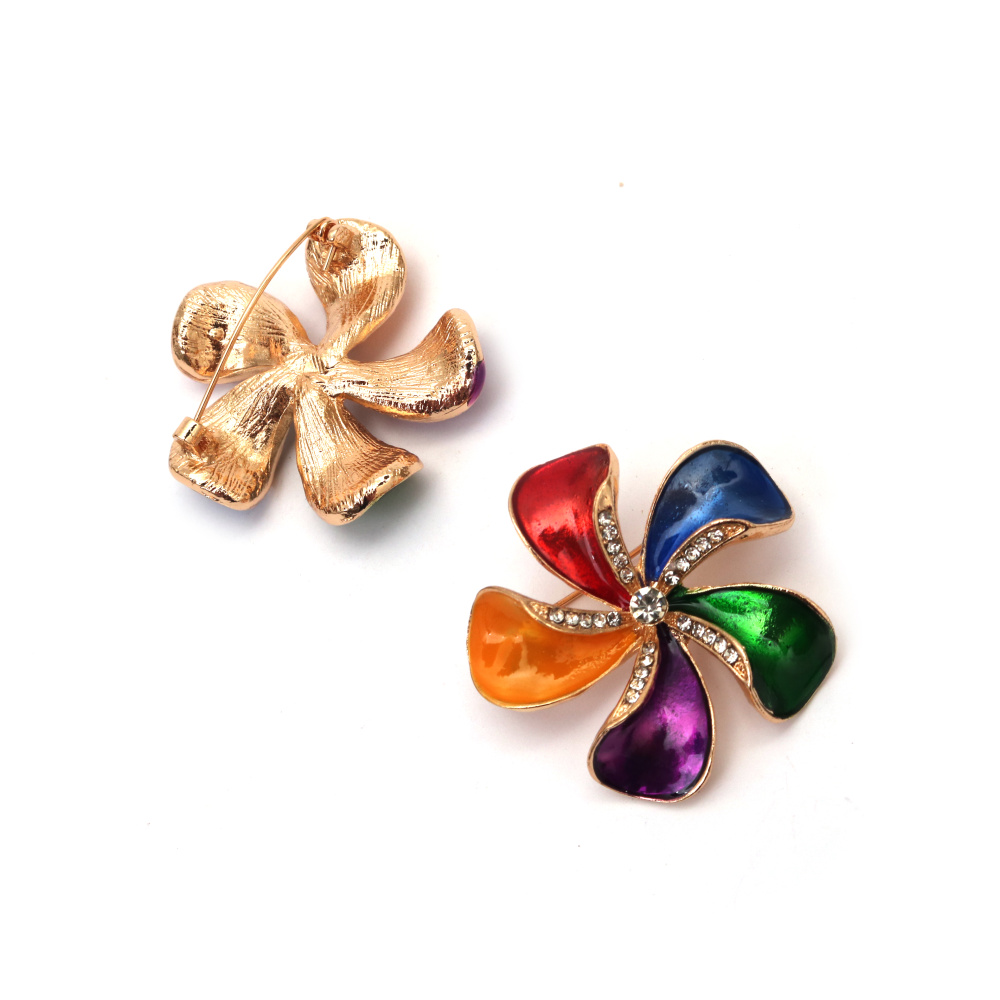 Broșă din metal în formă de floare 45x45 mm – culoare aurie, cu cristale colorate, perfectă pentru bijuterii elegante, ținute festive, cadouri și proiecte DIY/handmade
