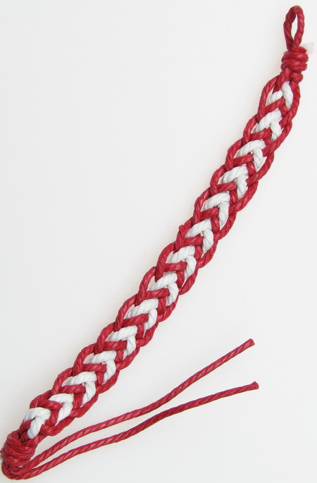 Гривна шнур памучен плитка бяло и червено 18 см -10 броя