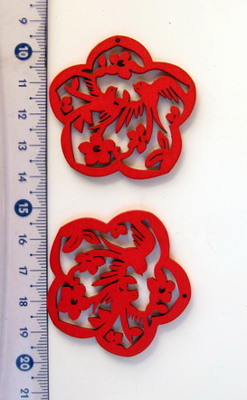 Pandantiv floare de lemn 45 mm roșu -10 bucăți