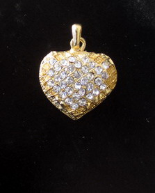 Висулка метал сърце обемно с камъни 22x7 мм дебелина злато