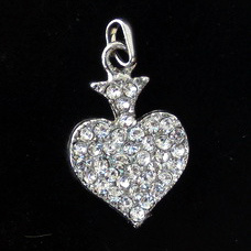 Pandantiv metalic cu cristale de inimă 17x22 mm argintiu