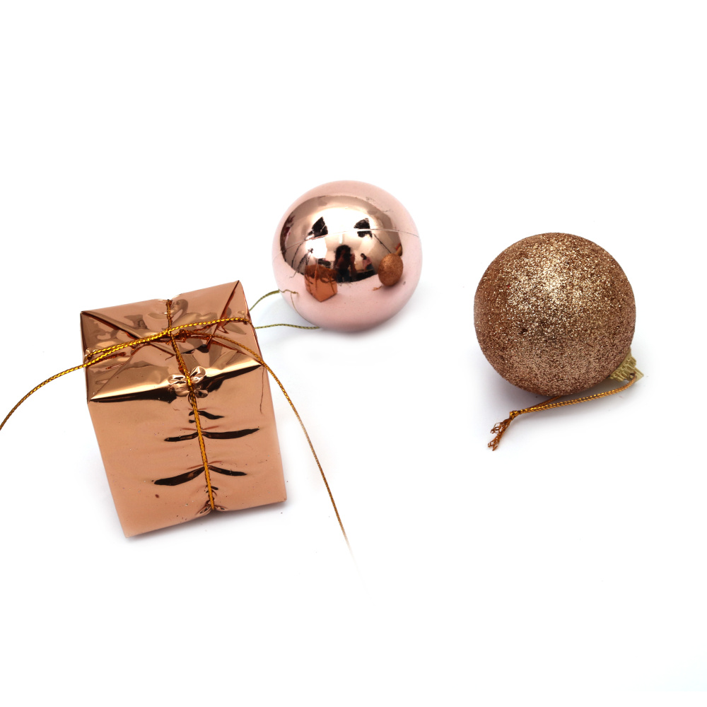 Комплект коледна украса топки и подаръци 50 мм цвят розово злато -18 броя