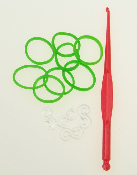 Комплект за плетене на гривни - кука 85 мм ,12 броя S-скоби и ~270 броя ластички 18 мм - зелени