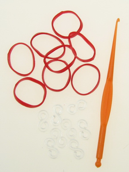 Комплект за плетене на гривни - кука 85 мм ,12 броя S-скоби и ±270 броя ластички 18 мм - червени