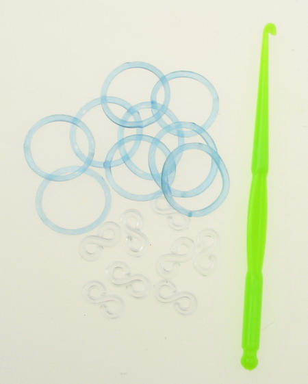 Set de tricotat brățară - cârlig 85 mm, 12 bucăți de consolă S și ~ 270 bucăți de elastice 18 mm - albastru transparent electric