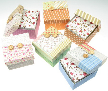Кубче цветни листи с щампа цветя 5.5x5.5 см в кутийка за декорация и оригами ~320 броя
