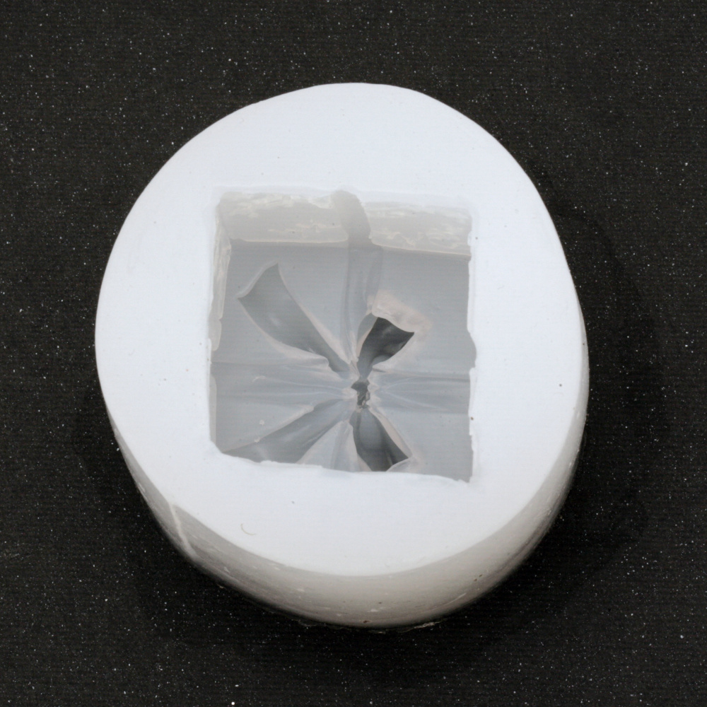 Καλούπι σιλικόνης τρισδιάστατο κουτί 55x55x45 mm με στολίδια και κορδέλα