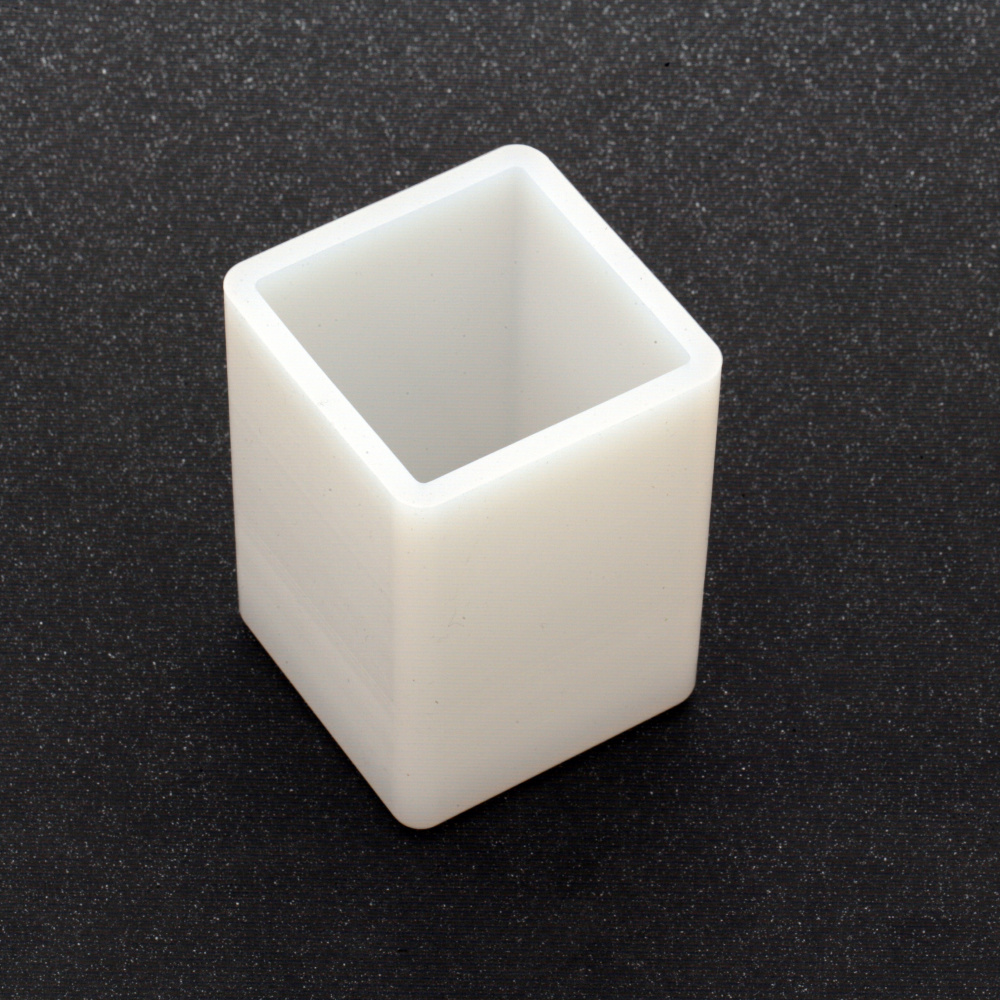 Силиконов молд 6.5x6.5x9.3 см завършен размер 5.5x5.5x9 см квадратна форма