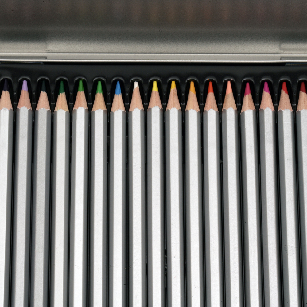 Set of watercolor pencils in a metal box -24 colors