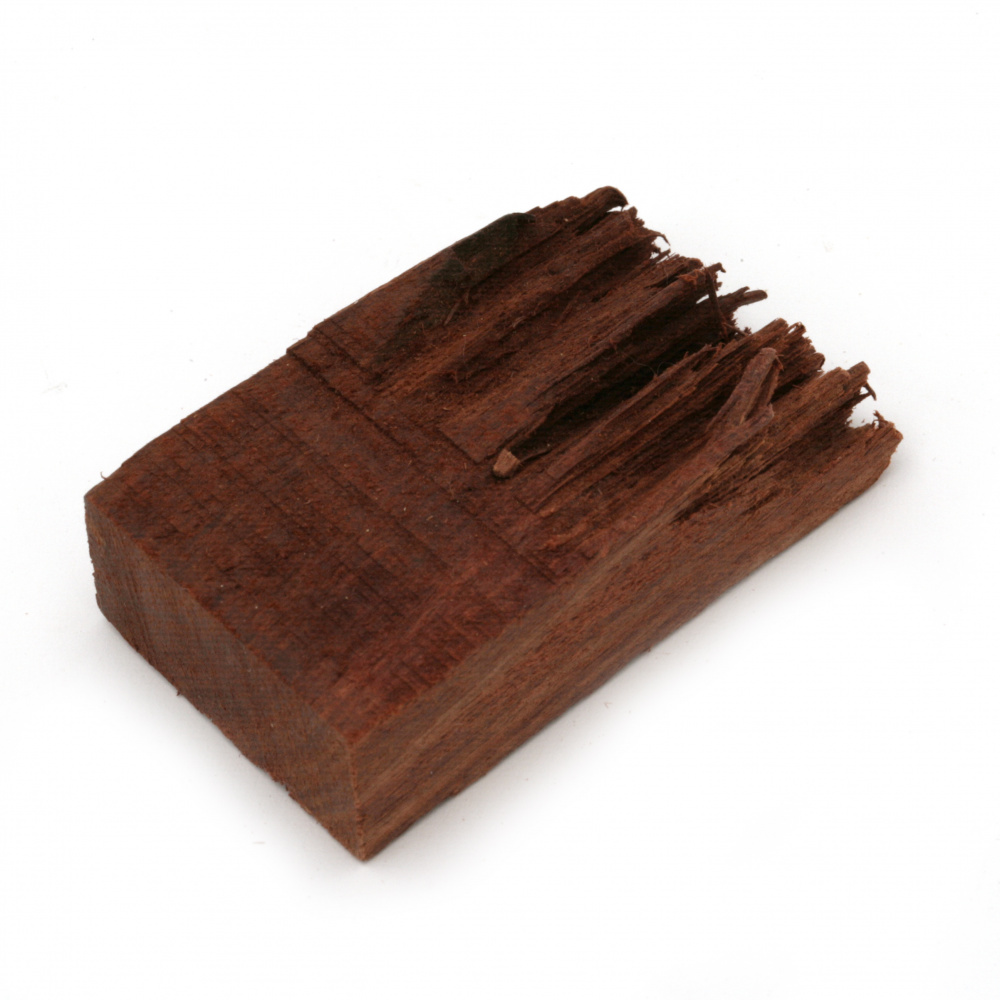 O bucata de lemn de santal solid rosu pentru instalare in rasina epoxidica 30x15x45 ~ 60 mm