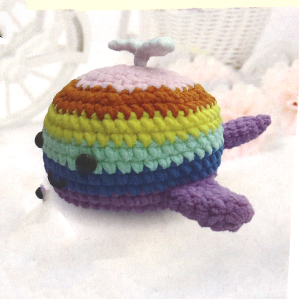Kit jucăuș de croșetat Amigurumi „Balenă colorată”, 50×50×50 mm, GZ6500 – Un proiect distractiv și creativ pentru iubitorii de croșetat, ideal pentru cadouri lucrate manual și decor cu tematică oceanică