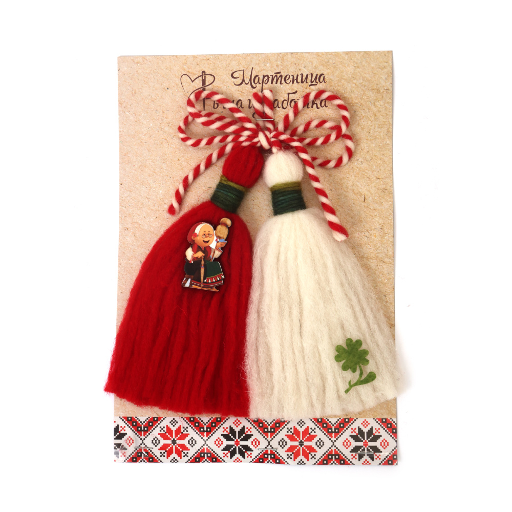 Мартеница Пискюли от вълна с дървена декорация