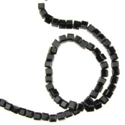 Șir mărgele cub de sticlă 4x4x4 mm gaură 1 mm fațetat negru ± 100 bucăți