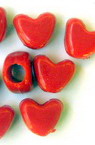 Margele inima solida 9x11x6,5 mm gaura 3,5 mm roșu -50 grame ~ 130 buc