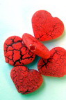 margele forma inimă crăpată cu inele 15x13 mm roșu -50 grame